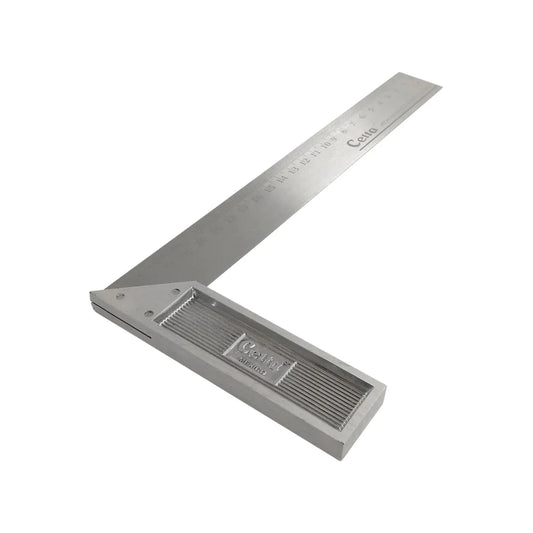 Fabricada en acero inoxidable al alto cromo.,Mango de aluminio pulido tipo europeo.,Cuenta con 3 remaches reforzados.,Escuadra de 10" graduada en sistema métrico e ingles.