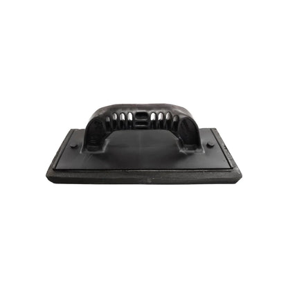 Fabricada con hule 100% natural perfectamente vulcanizado.,Unida a una placa de plastico amarilla de alto impacto.,Mango negro de plastico de alto impacto.,Llana flota de esponja de 3/4" (100 mm x 240 mm / 4"x9").