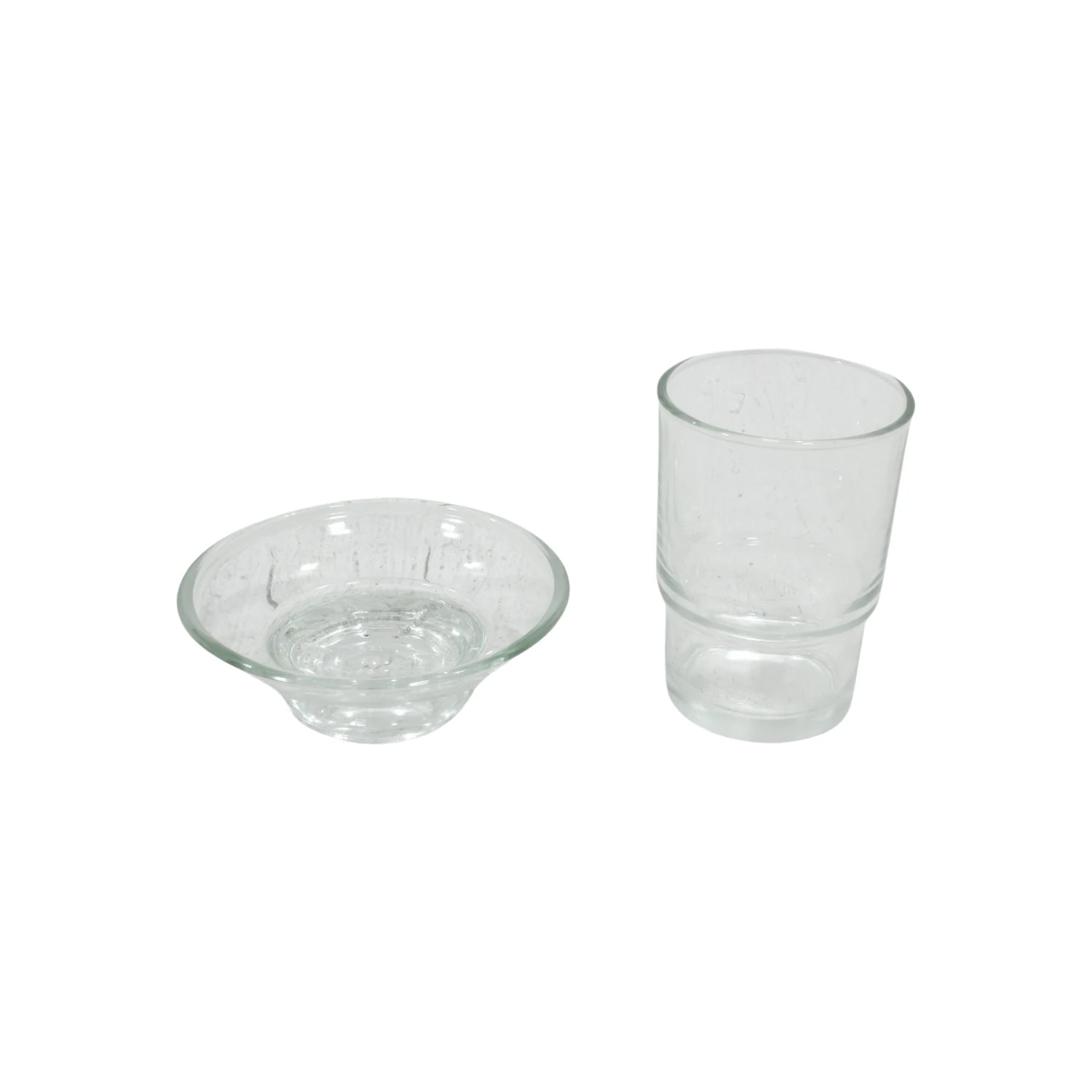 Set de porta jabón y vaso de vidrio transparente, accesorios elegantes y funcionales para baño o tocador.
