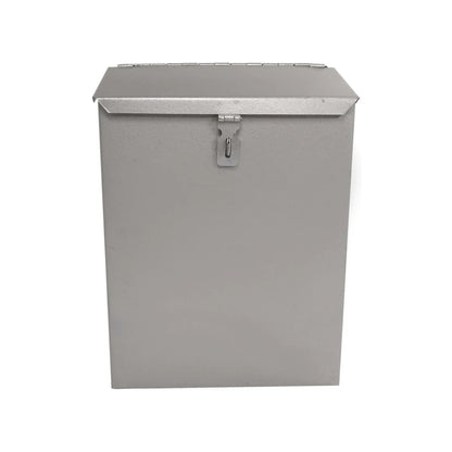 Buzón metálico gris reforzado con tapa inclinada y pestillo para candado, ideal para proteger correspondencia