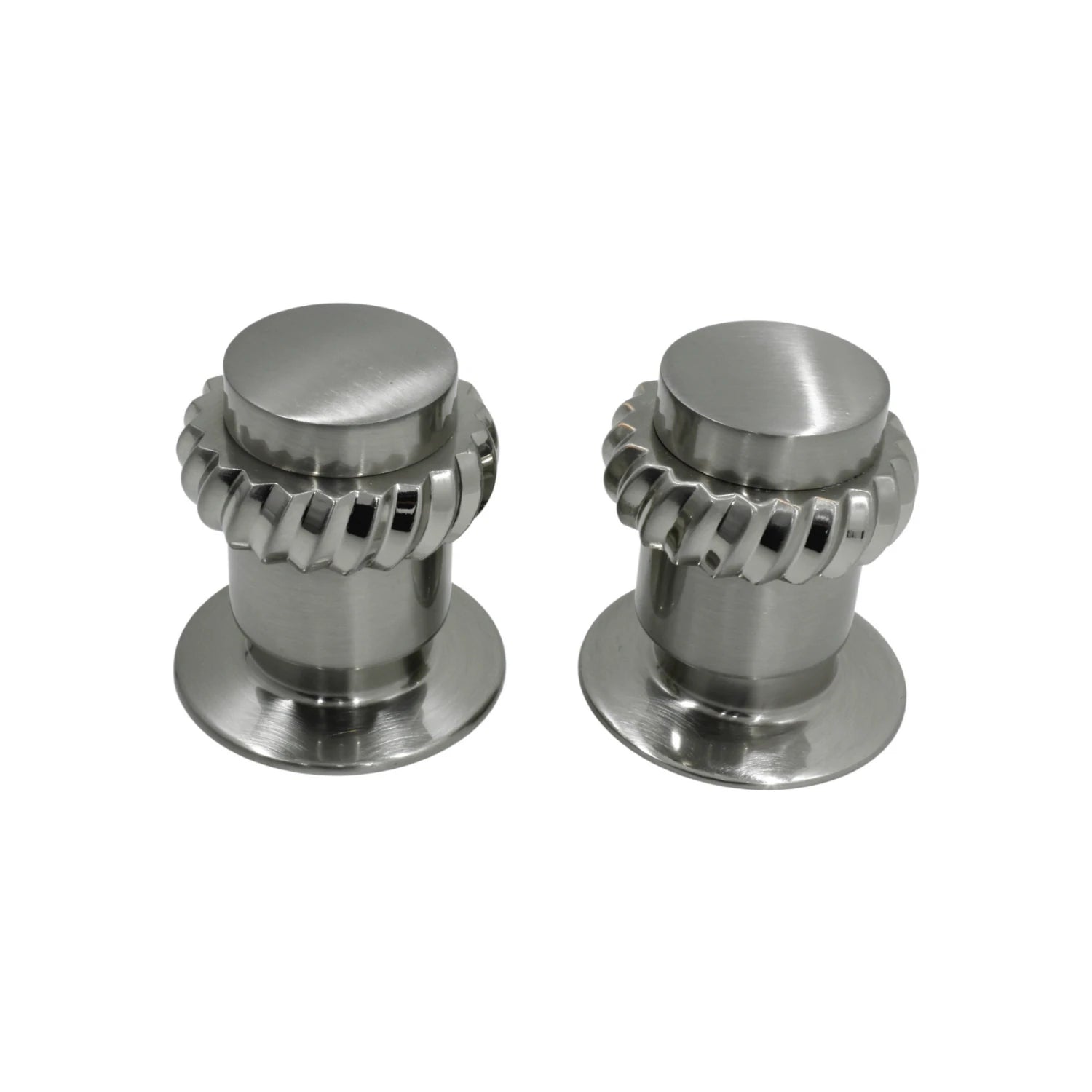 Dos manerales satinados para regadera, diseño estriado en espiral, accesorios de baño modernos y elegantes.