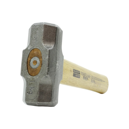 Cabeza forjada en acero carbóno.,1000 g,El sistema de fijación de la cabeza al mango por cuña metálica.,Acabado jateado y cabeza barnizada, proporcionando protección contra la oxidación.,Los mazos son sometidos a un proceso de temple localizado para tener dureza adecuada en la base de impacto para soportar el uso continuo por largos períodos.