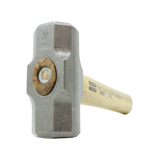 Cabeza forjada en acero carbóno.,2000 g,El sistema de fijación de la cabeza al mango por cuña metálica.,Acabado jateado y cabeza barnizada, proporcionando protección contra la oxidación.,Los mazos son sometidos a un proceso de temple localizado para tener dureza adecuada en la base de impacto para soportar el uso continuo por largos períodos.