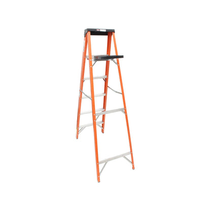Escalera de tijera 5 peldaños, fibra de vidrio naranja, plataforma superior con bandeja para herramientas.