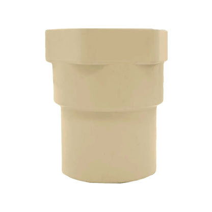 Conector CPVC reductor beige, con diseño hexagonal superior para uniones de tuberías.