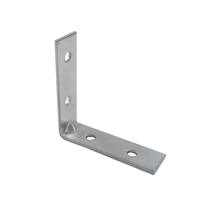 Escuadra de refuerzo metálica en L de acero galvanizado con cuatro orificios para fijación de muebles y carpintería