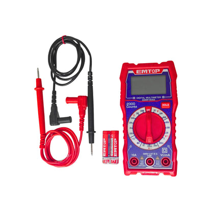 Multímetro digital rojo EMTOP con pantalla LCD, puntas de prueba y batería para mediciones eléctricas y electrónicas.