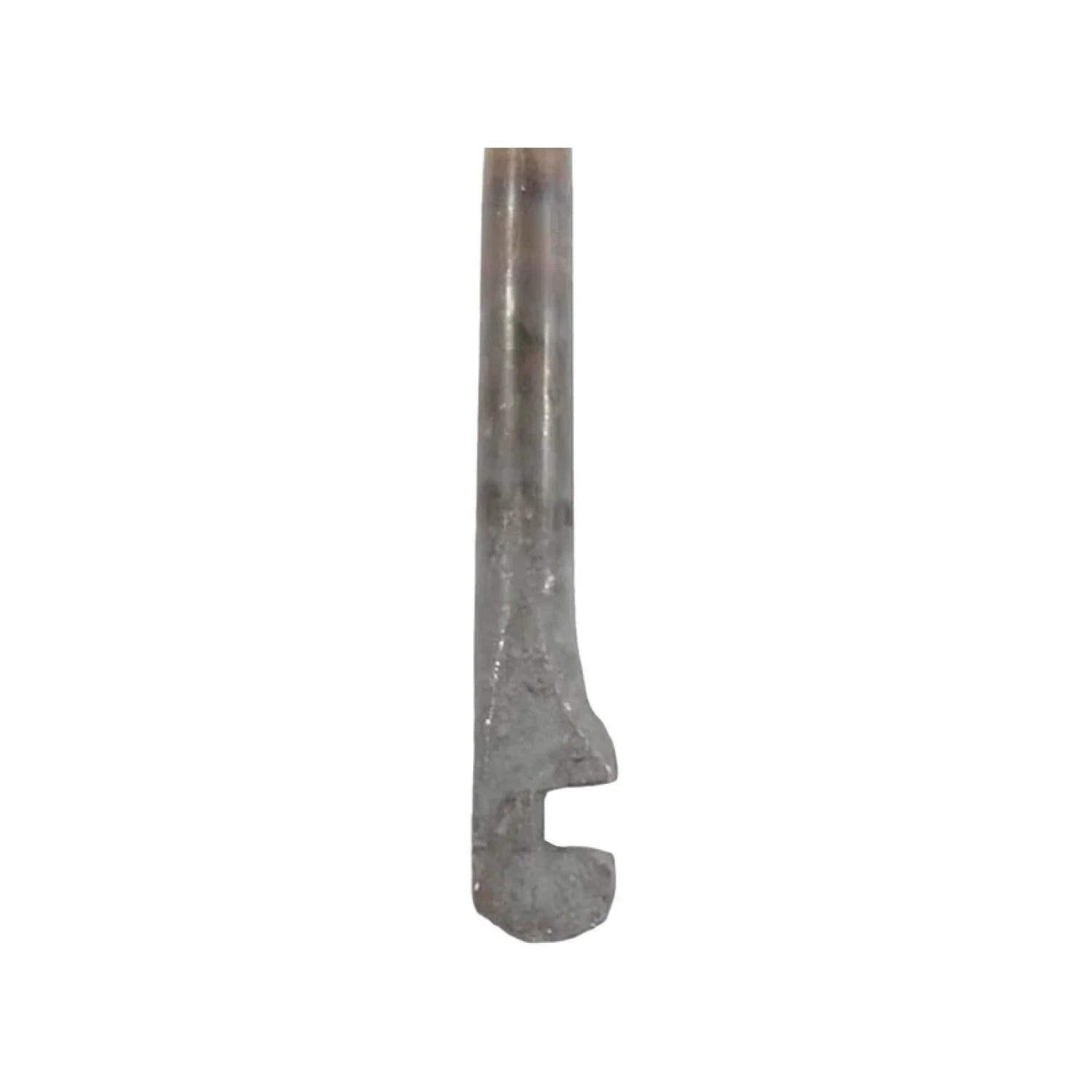 Llave de metal gris, detalle del paletón con muesca en 'L', para cerraduras de seguridad o antiguas