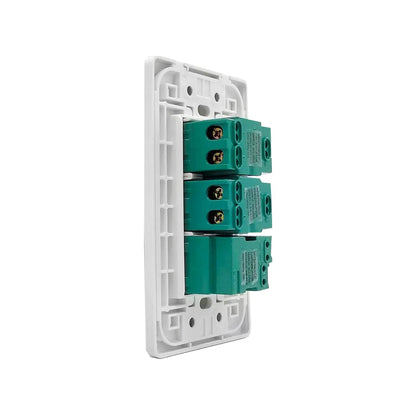 Placa eléctrica blanca Solaris con 3 receptáculos verdes, vista trasera mostrando terminales de tornillo para cableado.