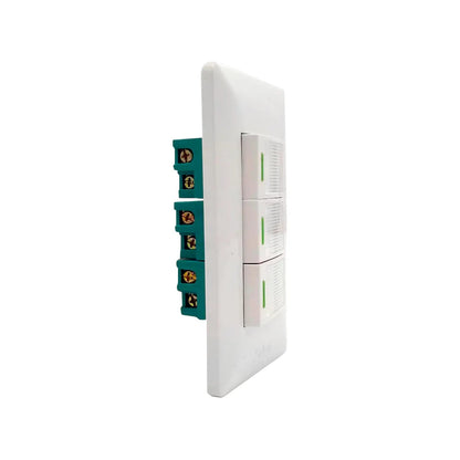 Placa triple de apagadores blancos, interruptores de luz residenciales con indicadores verdes y terminales traseras.