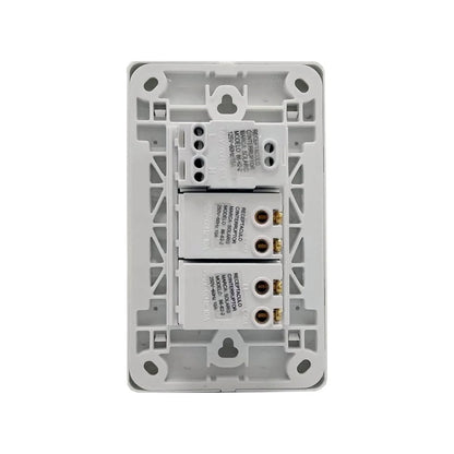Placa eléctrica blanca Solaris, vista trasera con 2 apagadores y 1 contacto. Especificaciones 125V 15A, 250V 10A.