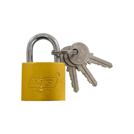 Candado de hierro latonado.,Cilindro de latón sólido.,3 llaves. niqueladas.,Modelo mg30