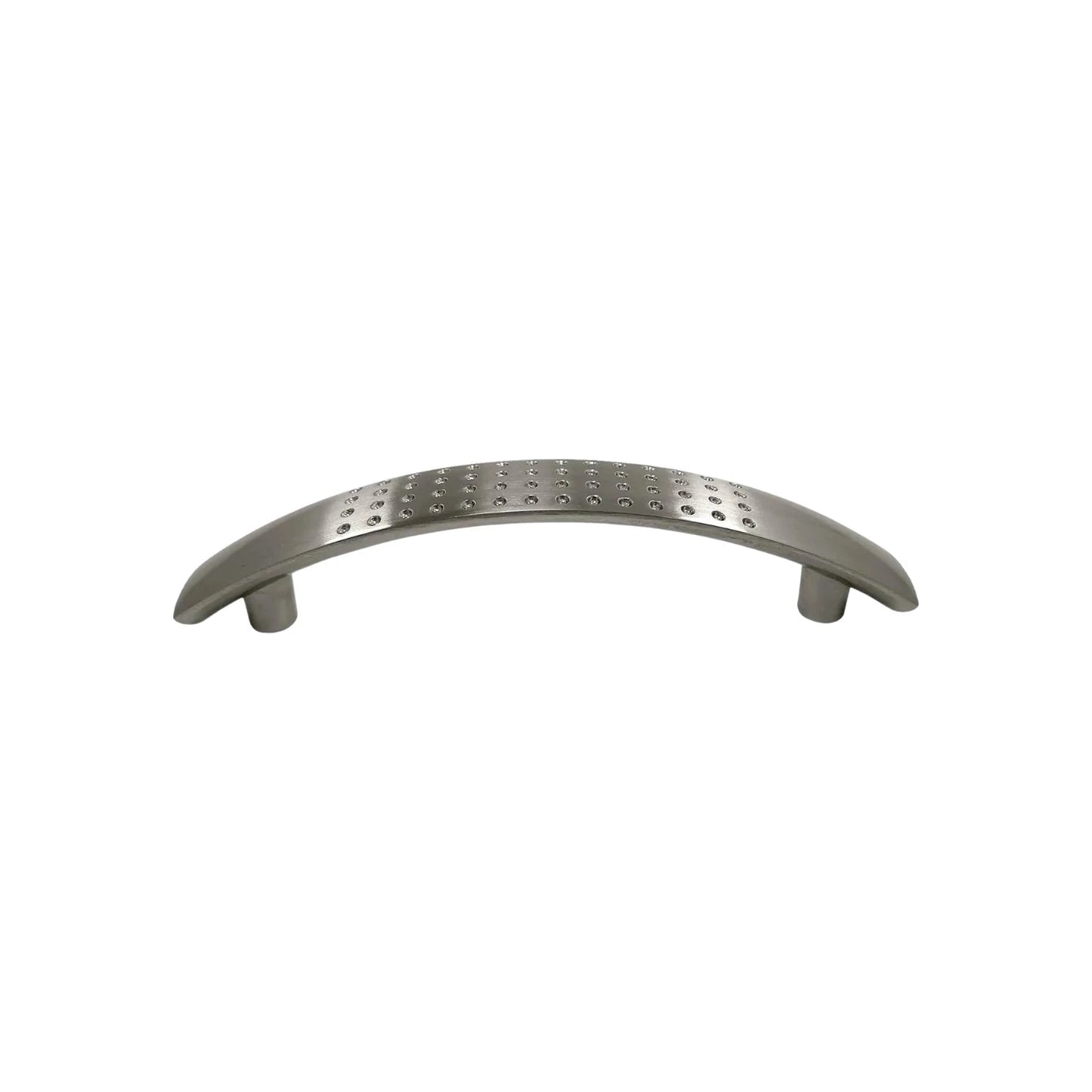 Jaladera curva metálica cromo mate con diseño de puntos texturizados, ideal para cajones y puertas de gabinetes.