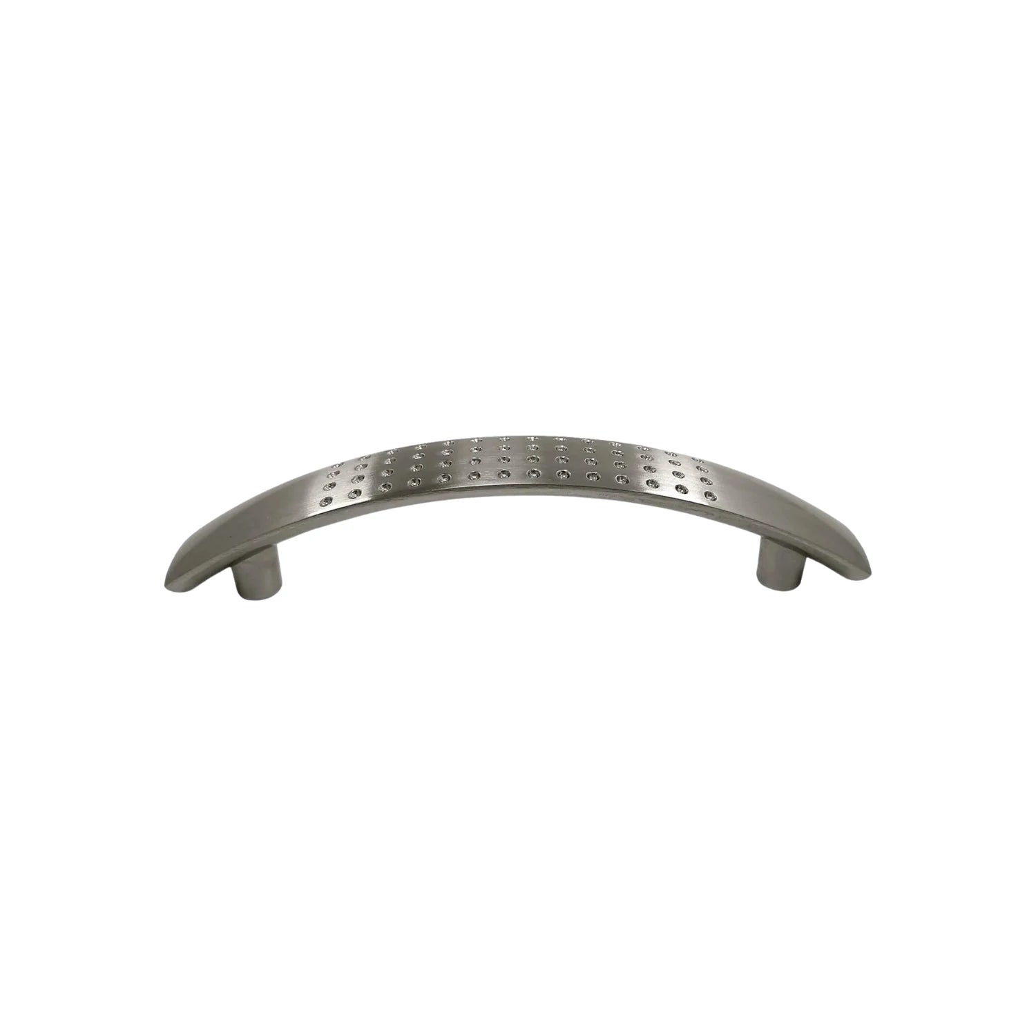 Jaladera curva metálica cromo mate con diseño de puntos texturizados, ideal para cajones y puertas de gabinetes.