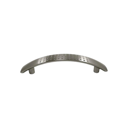 Jaladera curva metálica cromo mate con diseño de puntos texturizados, ideal para cajones y puertas de gabinetes.