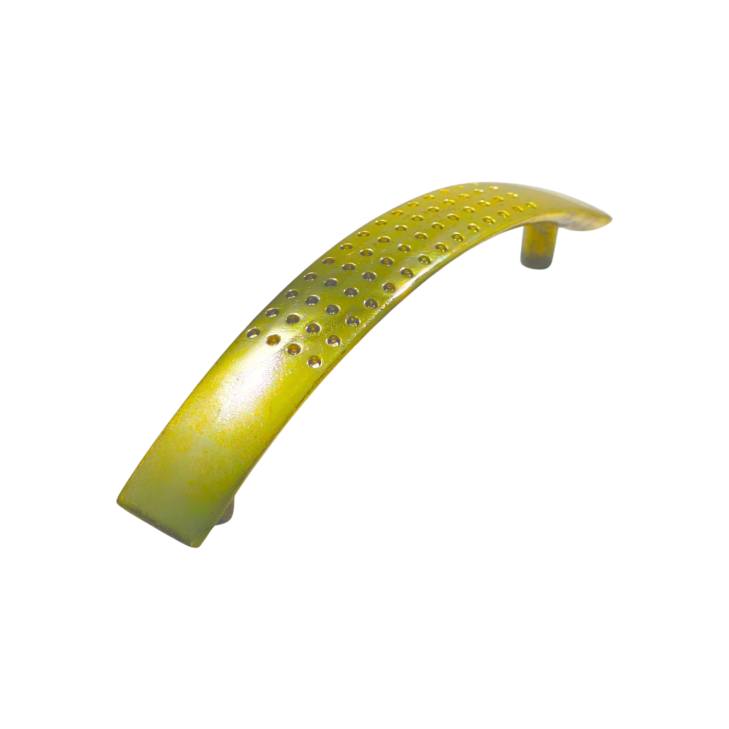 Jaladera curva de latón brillante con perforaciones, 96 mm, ideal para cajones y muebles.