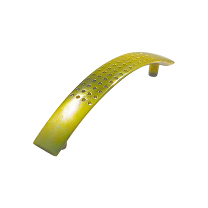 Jaladera curva de latón brillante con perforaciones, 96 mm, ideal para cajones y muebles.