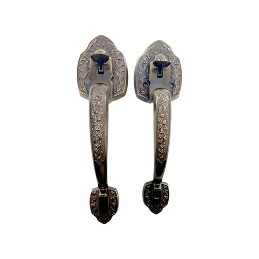 Par de manijas tirador para puerta principal, acabado bronce antiguo con diseño floral grabado, estilo clásico.