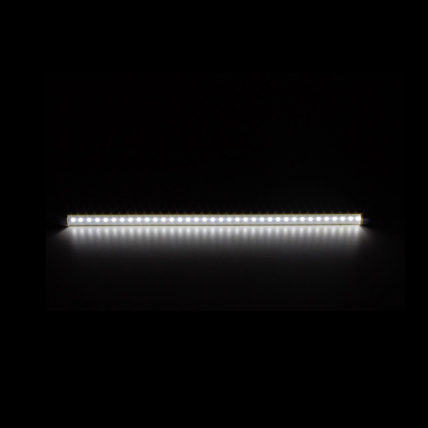 Lámpara de tubo LED 60 cm, 9W, T8, luz blanca intensa para iluminación eficiente en talleres o garajes.