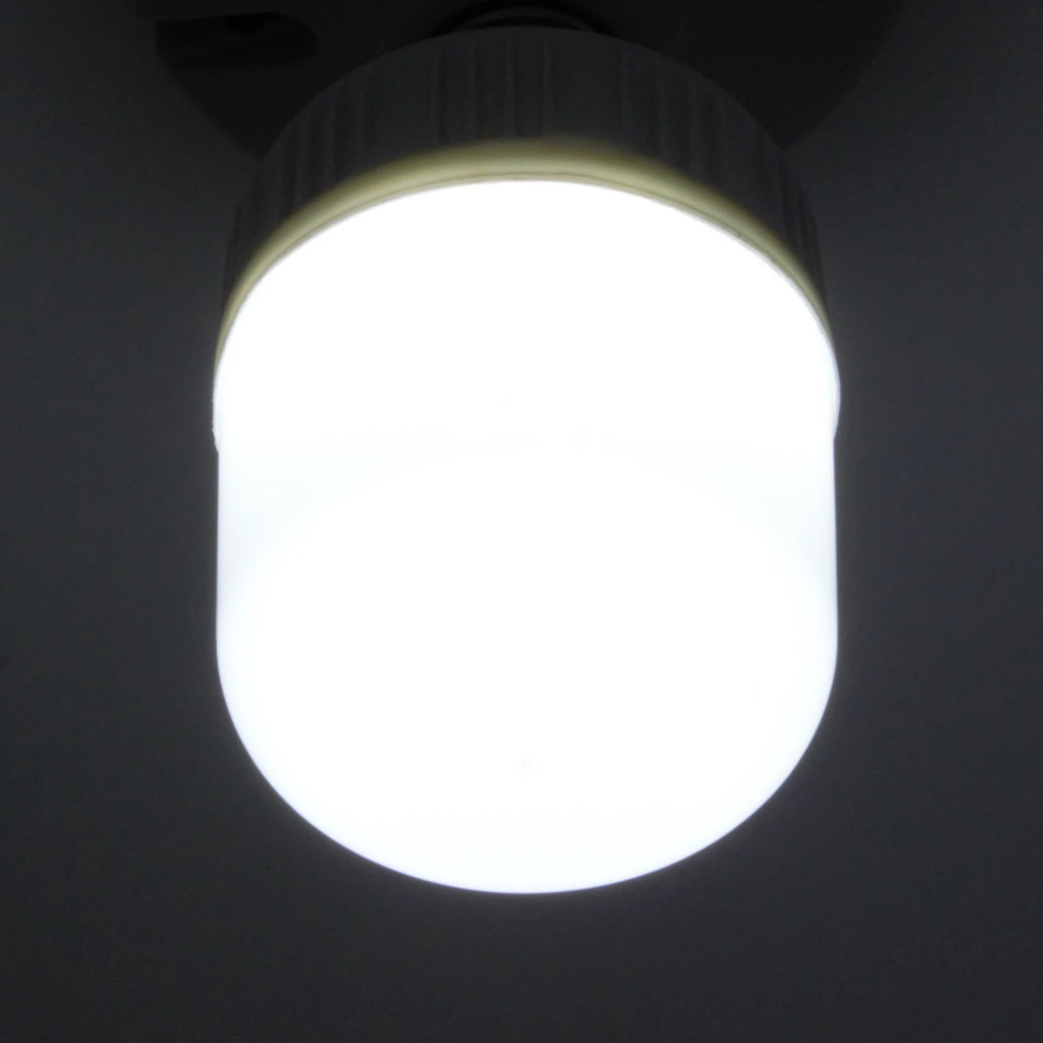 Foco LED 20W luz blanca fría, alta luminosidad, para iluminación interior.