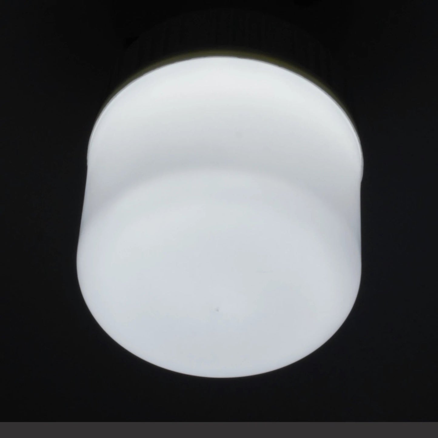 Foco LED blanco esmerilado, emite luz blanca fría y brillante. Ideal para iluminación potente de interiores.