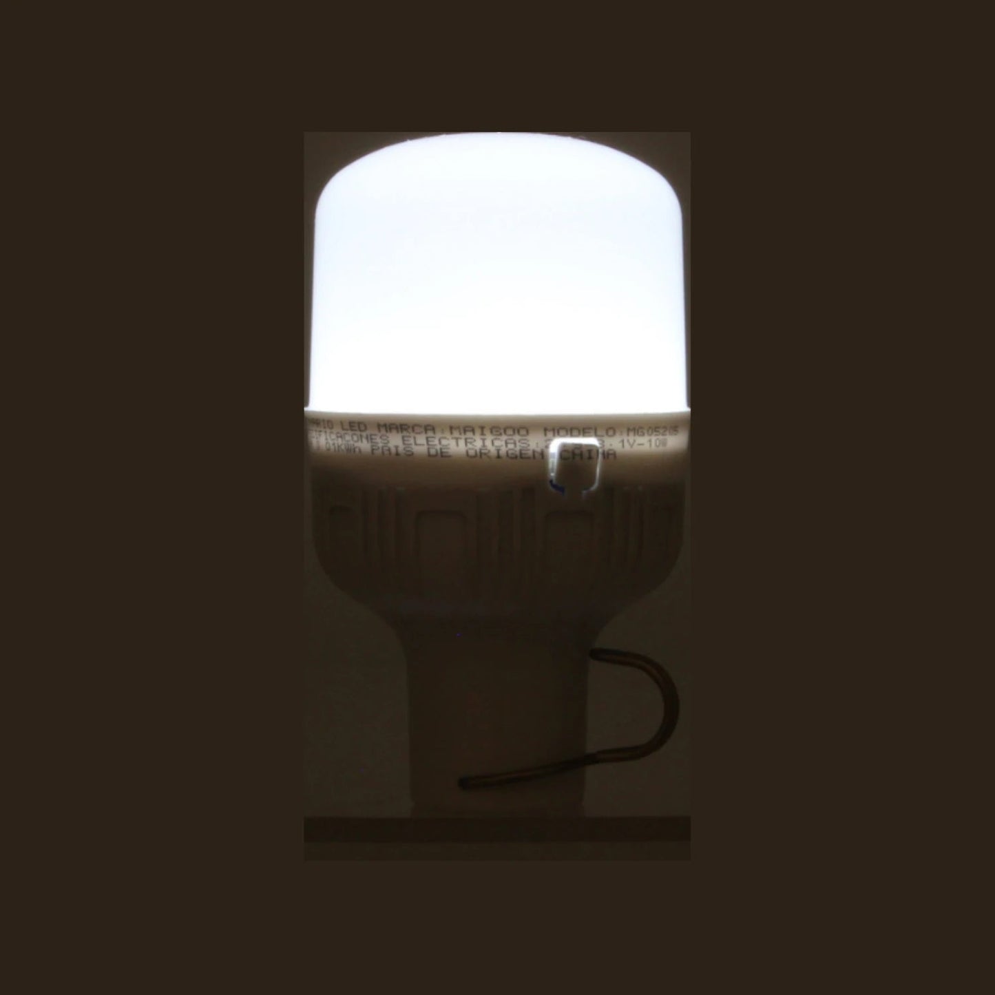 Lámpara LED Maigoo recargable de emergencia 10W con puerto USB, luz blanca brillante encendida, base clara y gancho.
