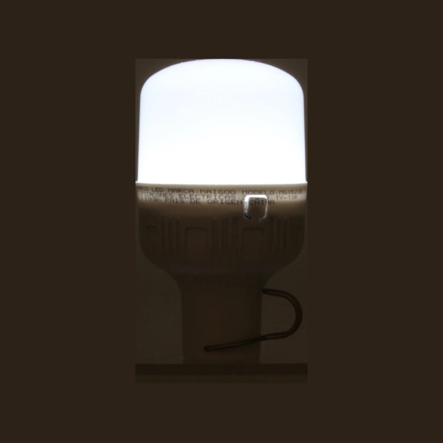 Lámpara LED Maigoo recargable de emergencia 10W con puerto USB, luz blanca brillante encendida, base clara y gancho.