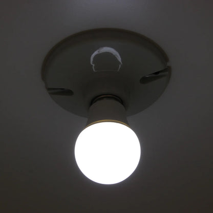 Foco LED de luz blanca fría, brillando intensamente desde un portalámparas de techo. Iluminación eficiente.