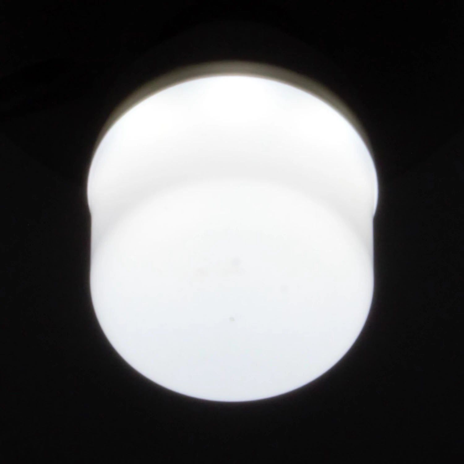 Foco LED blanco encendido, emitiendo luz brillante para iluminación interior