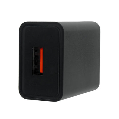Cargador USB de pared negro, adaptador de corriente con puerto USB-A interior rojo.