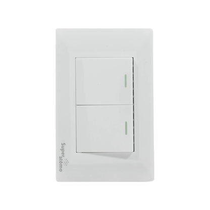 Placa eléctrica blanca Super átomo con dos apagadores de escalera e indicadores LED verdes.