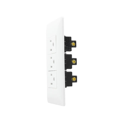 Placa de pared blanca con 3 contactos eléctricos, toma de corriente triple para enchufes