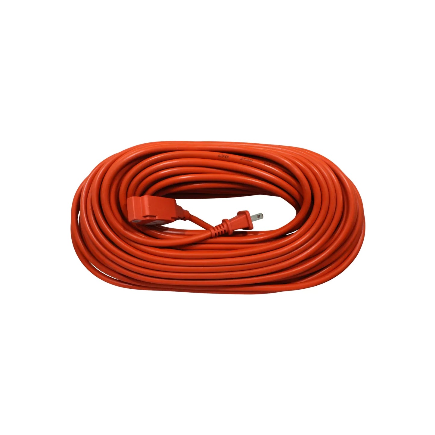 Cable de extensión naranja enrollado con enchufe de 3 puntas y 3 tomas con conexión a tierra para uso rudo.