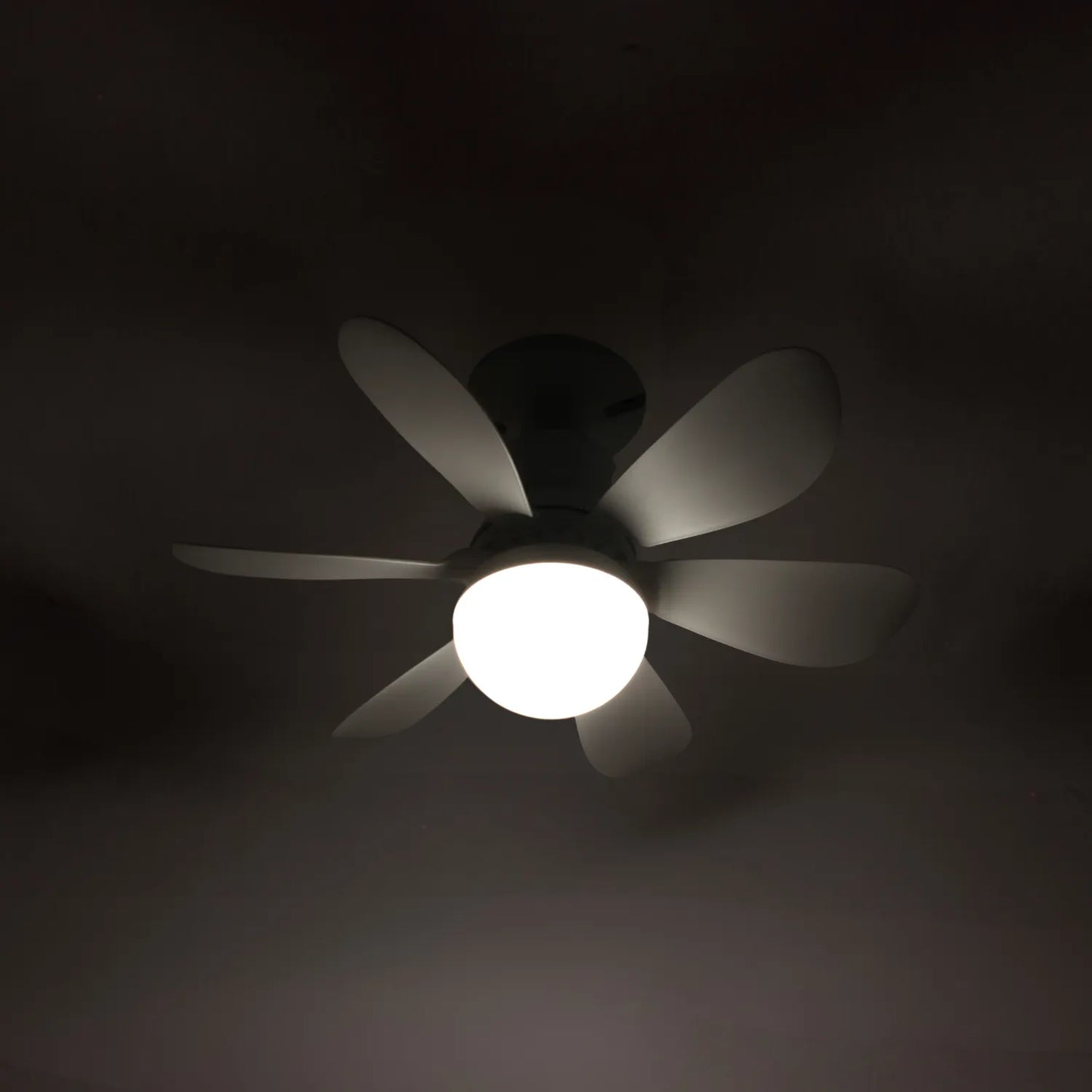 Ventilador de techo blanco con luz LED integrada y 6 aspas de diseño moderno para interiores.