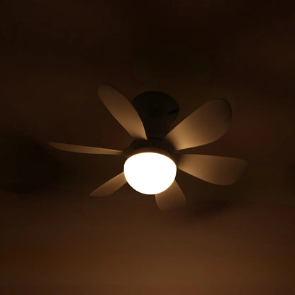 Ventilador de techo moderno de 6 aspas blancas con luz LED central redonda encendida para interiores.