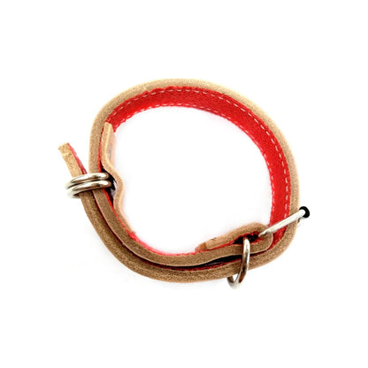 Collar para mascota chico, piel nobuk beige, forro rojo cosido, con dos anillas y pasador metálicos.