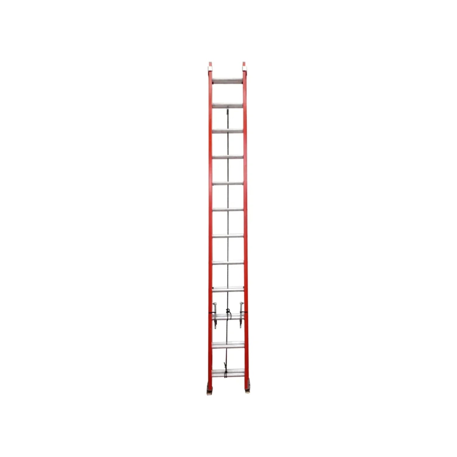 Elaborada en aluminio y fibra de vidrio.,24 peldaños en forma ‘"D",Altura de 6.45m.,Sistema de polea y cuerda.,Tacón con doble acción antiderapante.,Ganchos de aluminio para mayor seguridad.