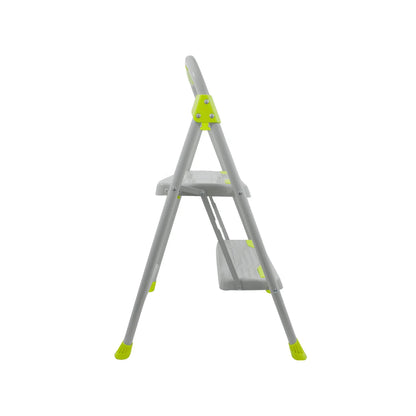 Escalera plegable de 2 peldaños gris con detalles verdes y patas antideslizantes para trabajos domésticos.