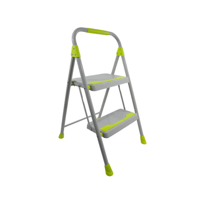 Escalera plegable de 2 peldaños gris y verde con barandilla de seguridad y patas antideslizantes para uso doméstico.