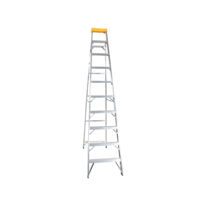 Escalera de tijera de aluminio con 9 peldaños, 3.05m de altura y tope superior amarillo.