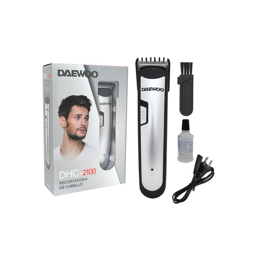 Cortadora de cabello eléctrica Daewoo DHC-2100 plateada y negra con accesorios de limpieza y cable cargador.