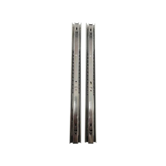 Fabricada en acero.,Corredera de 450 mm acabado niquelado.,Corredera de extensión de 18",Corredera de extensión total delgada de 45 mm