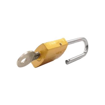 Candado dorado con llave insertada, gancho largo abierto, seguridad para puertas y armarios.