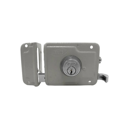 Chapa para entrada.,Caja de acero una sola pieza embutida.,Seguro que mantiene picaporte adentro o afuera.,Cerradura con 3 llaves. estándar y 3 bulones hexagonales.,Pestillo automático retráctil desde el exterior con llave e interior con manija.