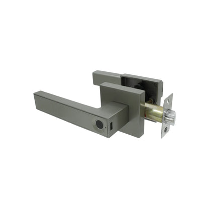 Acabado color Niquel., Apertura por medio de App, Reconocimiento de huella., Apertura con llave., Mecanismo tubular., Backset ajustable de 60 mm (2 3/8”) o 70 mm (2 3/4")., Para puertas con espesor de 30 a 50 mm (1 3/16” a 2”)., Sirve para puertas izquierdas o derechas., Se puede usar en instalaciones nuevas o usadas., Requiere de 4 baterías AAA (no incluidas).