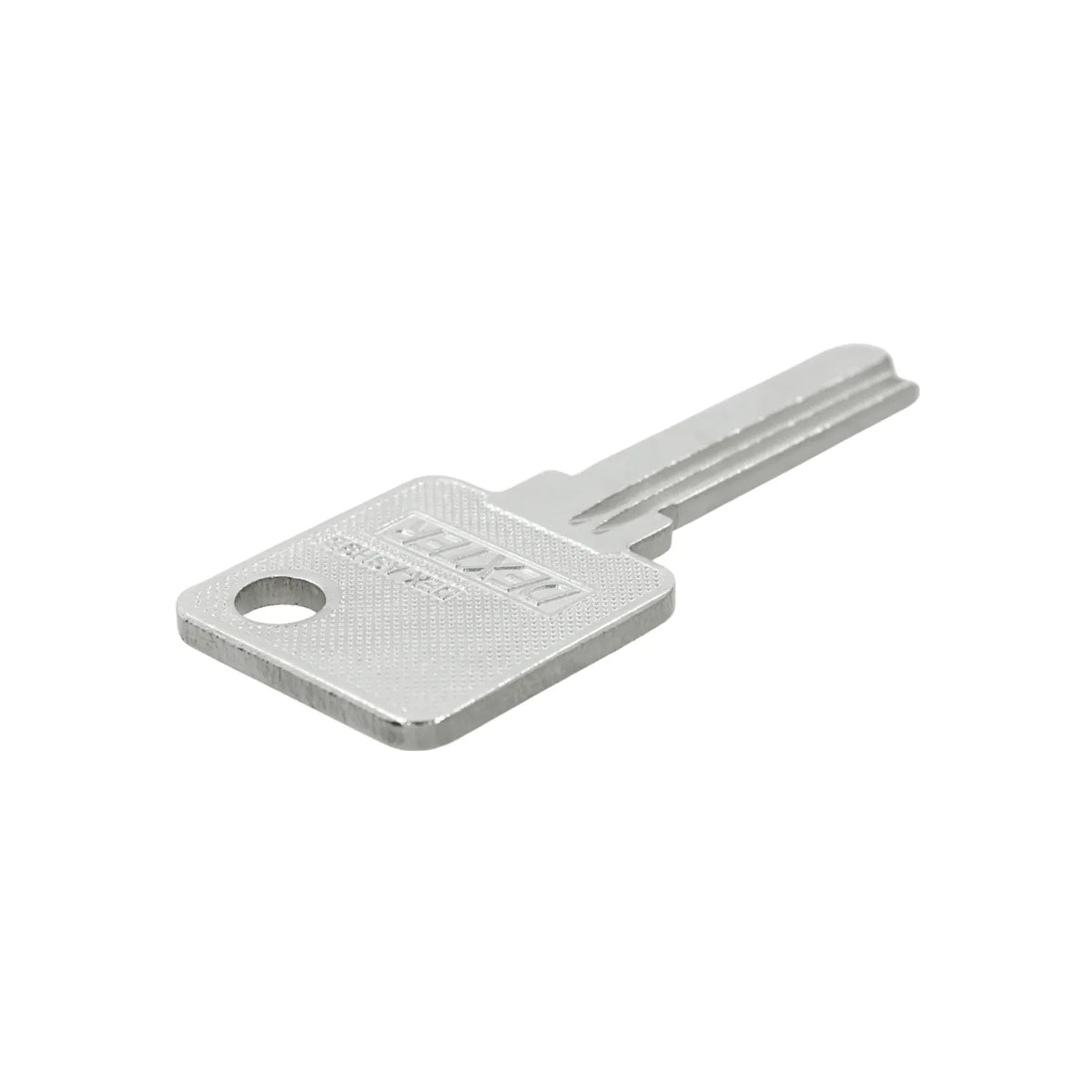 Llave plateada marca Dexter para cerraduras de muebles o buzones con acabado cromado y cabeza cuadrada.