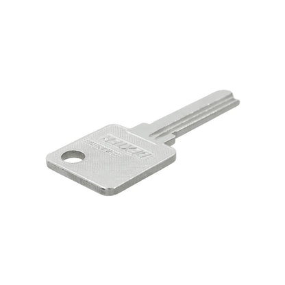 Llave plateada marca Dexter para cerraduras de muebles o buzones con acabado cromado y cabeza cuadrada.