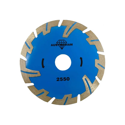 Disco de diamante segmentado.,Corte de materiales de construcción en general.,Diámetro: 4 1/2"(114 mm).,Eje: 7/8"(22.23 mm).,Espesor: 2.2 mm,Velocidad 13300 RPM,Segmentado tipo samurái.,Ideal para corte en concreto, ladrillo, mármol y otras piedras naturales, expecto granito y cantera.,Utilice una fuerza moderada ya que el exceso de presión daña los diamantes.,Usar guantes y lentes de protección al momento de su uso.