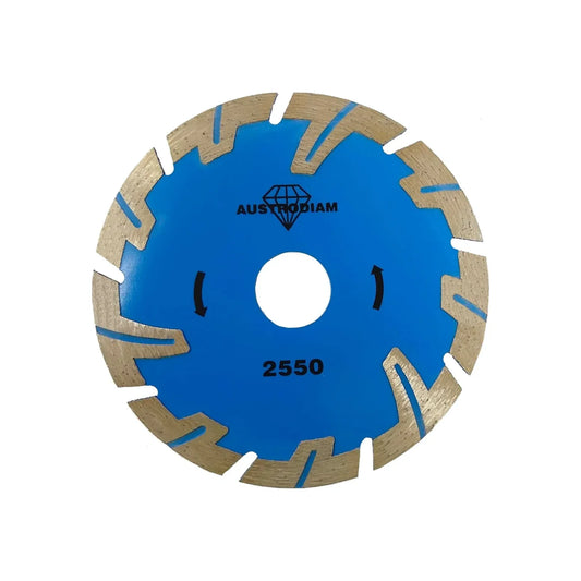 Disco de diamante segmentado.,Corte de materiales de construcción en general.,Diámetro: 4 1/2"(114 mm).,Eje: 7/8"(22.23 mm).,Espesor: 2.2 mm,Velocidad 13300 RPM,Segmentado tipo samurái.,Ideal para corte en concreto, ladrillo, mármol y otras piedras naturales, expecto granito y cantera.,Utilice una fuerza moderada ya que el exceso de presión daña los diamantes.,Usar guantes y lentes de protección al momento de su uso.