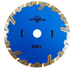 Disco de diamante rin segmentado.,Corte para materiales de construcción.,Diámetro: 7"(180 mm).,Eje: 7/8"(22.23 mm).,Espesor: 2.2 mm,Velocidad 8500 RPM,Segmentado tipo samurái.,Ideal para corte en concreto, ladrillo, mármol y otras piedras naturales.,Utilice una fuerza moderada ya que el exceso de presión daña los diamantes.,Usar guantes y lentes de protección al momento de su uso.